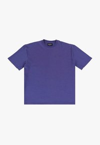 Violet kokvilnas T-krekls ar brīvu piegriezumu, īsām piedurknēm, apaļu kakla izgriezumu un mazu iegravētu logotipu uz krūtīm. Gluda tekstūra.