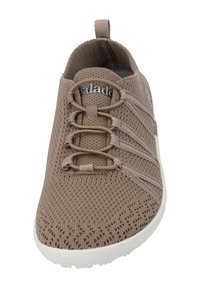 Zapatilla de malla marrón con cordones elásticos, suela de goma blanca, parte superior texturizada y detalle del logo en el lateral. Cuenta con una lengüeta en el talón.