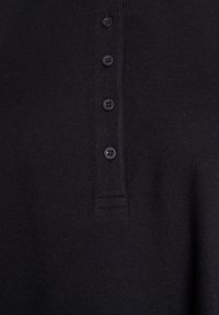 Zwarte poloshirtstof met een zachte textuur, voorzien van een knoopsluiting met vijf zwarte knopen en een kleine kraag.