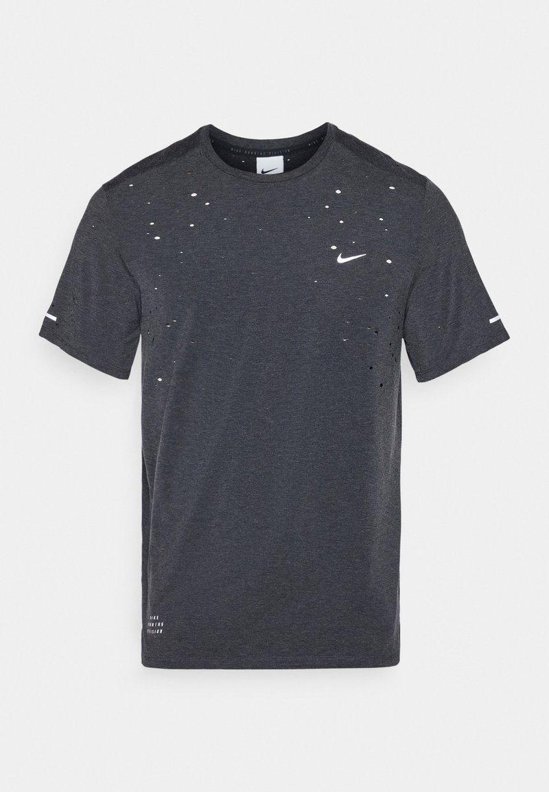 T-shirt grigio a maniche corte con scollatura rotonda, caratterizzato da fori sparsi e da un logo Nike bianco sul petto e sulla manica destra.