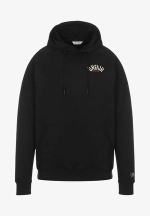 Hanorac negru cu buzunar tip cangur, glugă cu șnur și mâneci raglan. Are brodat "UNFAIR ATHLETICS" în alb și roșu.