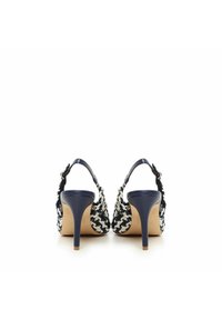 Décolleté a slingback intrecciato in bianco e nero con tacco blu lucido. Presenta una fascia con fibbia e un design aperto sul retro.