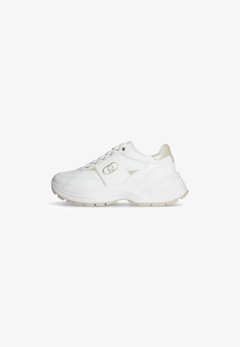 Zapatillas deportivas blancas, hechas de material sintético suave, cuentan con una suela gruesa, punta redonda, diseño con cordones y sutiles acentos metálicos.