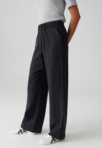 OPUS HIGH RISE LONG WIDE FIT ELASTIC WAISTBAND - Pantalon classique - black