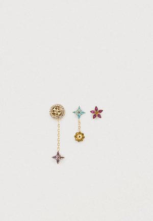 Oorbellen met een goudkleurige afwerking en kleurrijke edelstenen, waaronder blauw, paars en roze, met ster- en bloemvormen en een kettingdetail.