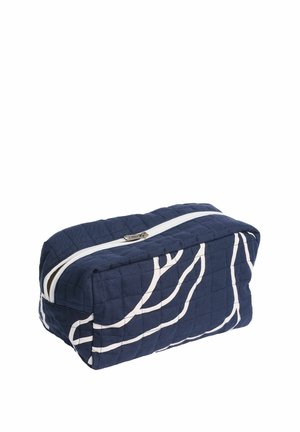 Tmavomodré prešívané obdĺžnikové puzdro s bielymi abstraktnými čiarovými vzormi a bielym zipsom navrchu.