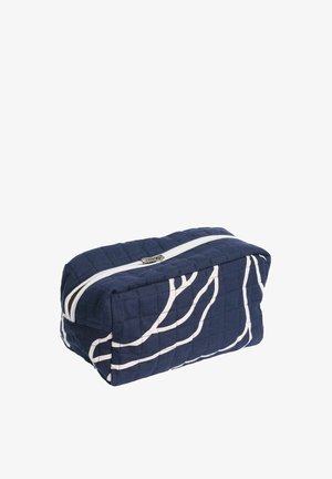 Sötétkék, steppelt, téglalap alakú tok fehér absztrakt vonalmintákkal és fehér cipzárral a tetején.