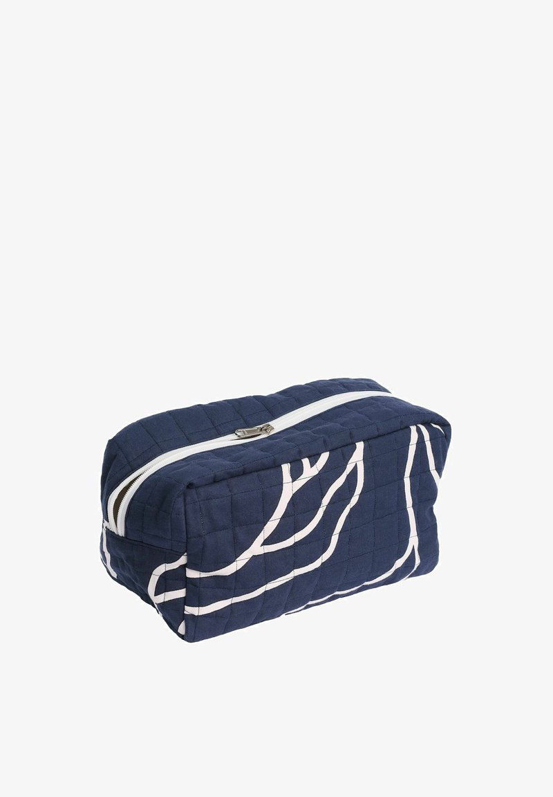 Pochette rectangulaire matelassée bleu foncé avec des motifs de lignes abstraites blanches et une fermeture éclair blanche sur le dessus.