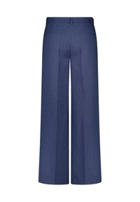 Mörkblå kavajbyxor med ränder i vida ben, med bältesöglor och två bakre fickor, visade bakifrån mot en vit bakgrund.