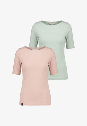 Korte mouwen dames T-shirts in pastelroze en muntgroen, gelaagd weergegeven tegen een witte achtergrond.