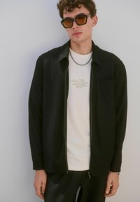 Next - REGULAR FIT-PLISSE ZIP - Summer jacket - black Thumbnail Image 1