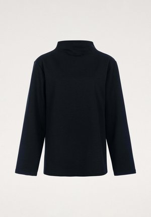 Czarna koszula z długim rękawem i wysokim kołnierzem, widoczna od tyłu na jednolitym jasnym tle.