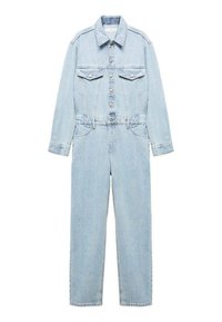 Combinaison en denim bleu clair, avec manches longues, fermeture boutonnée à l'avant, deux poches poitrine et une taille élastiquée pour une coupe décontractée.