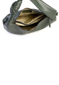 Borsa a mano verde in pelle con manico attorcigliato, zip aperta che mostra l'interno beige foderato con più scomparti e il marchio Pierre Cardin.