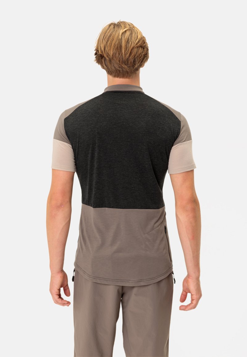 Kurzarmhemd in Schwarz- und Beige-Farbblöcken, mit einem schlichten Design, Rundhals und weichem, atmungsaktivem Material.