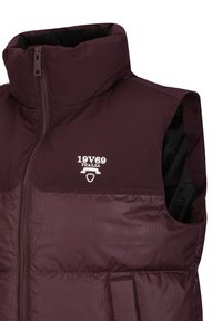 Bordeaux-farbenes ärmelloses Steppweste mit hohem Kragen, Reißverschluss und weißer Logostickerei. Strukturierten Stoff mit horizontalen Mustern.