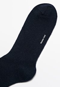 Calzino blu navy realizzato in tessuto morbido, con punta e tallone rinforzati, e la scritta "Massimo Dutti" stampata in bianco sul lato.