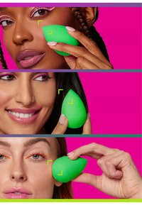 Spugna verde per il trucco con forma a goccia, superficie texture, utilizzata per l'applicazione sulla pelle, su uno sfondo rosa brillante.