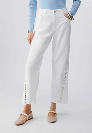 STRAIGHT-LEG WITH CUT-OUT DETAILING - Nohavice - white