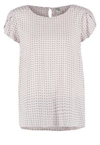 Blusa de manga corta en tela de color rosa claro con un patrón texturizado de pequeños puntos grises. Presenta un escote redondo y un detalle de ojal en la parte posterior.