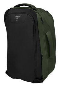 Mochila de viaje negra y verde con un diseño elegante, tela duradera, cremalleras prominentes y un logotipo en el panel frontal.