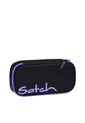 Schwarzes rechteckiges Federmäppchen mit lila Reißverschluss und dem Schriftzug "Satch" in großen lila Buchstaben auf der Vorderseite.