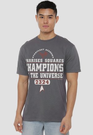 Graues Baumwoll-T-Shirt mit kurzen Ärmeln, das weißen und roten Drucktext sowie ein Logo in der Mitte zeigt. Lässige Passform.