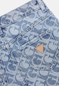 Vaaleansininen denimkangas, jossa on hienovarainen kuvio. Etutasku, jossa on kolmiomainen vaaleanruskea nahkamerkki. Revitty helma ja kontrastivärinen ompelu.