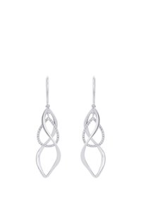 Orecchini pendenti in tono argento con anelli intrecciati, un anello in metallo liscio e l'altro incastonato con piccoli cristalli trasparenti.