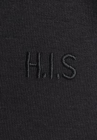 Schwarzer Stoff mit gerippter Textur, mit gestickten Buchstaben "H.I.S." in einer kontrastierenden Fadenfarbe. Nahaufnahme des Materials.