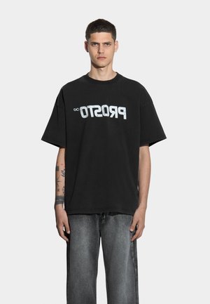 - T-shirt z nadrukiem