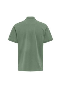 Khakigrünes Poloshirt mit Kragen, kurzen Ärmeln und einer Taschen an einem Ärmel. Weiche Textur mit klassischer Passform und ohne Muster.