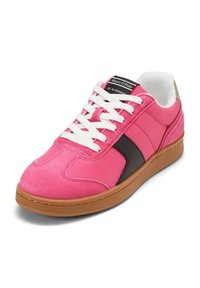 Růžové tenisky vyrobené z semišové a hladké kůže. Vyznačují se černými akcenty, bílými tkaničkami a podrážkou z gumy. Zesílený design špičky.