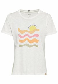 Witte organische katoenen t-shirt met een golvende grafiek in pastelkleuren (oranje, roze, wit, groen) met de tekst "waterloop" boven een gele zon.