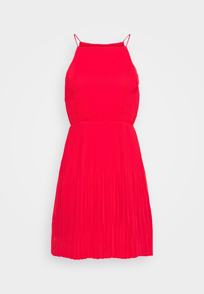 Robe rouge sans manches avec fines bretelles, corsage ajusté et jupe plissée sur un fond clair uni.