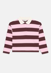 Långärmad polo tröja i växelvis mörkbruna och ljusrosa ränder. Har en krämfärgad krage och en framplacket. Stretchiga bomulls tyg.