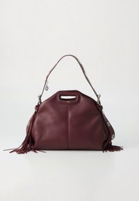 Torbička iz bordo usnja z zaobljeno obliko, kratkim ročajem, srebrnimi poudarki in stranskimi resicami za dodaten poudarek.