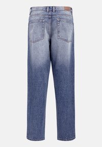 Jeans de mezclilla azul con un lavado desgastado, corte recto, dos bolsillos traseros y detalles de costura en color naranja. Presenta una etiqueta de cuero color marrón en la cinturilla.