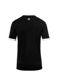 Schwarzes Poloshirt mit kurzen Ärmeln, weißen Akzenten am Kragen und den Ärmelbündchen sowie einem kleinen Logo auf dem oberen Rücken. Weicher, atmungsaktiver Stoff.