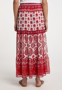 Maxirock aus leichtem Stoff, mit einem rot-weißen Blumenmuster, gestuften Rüschen und einem elastischen Taillenbund.