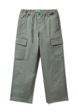 Pantalon cargo vert clair avec taille élastique, fermeture à bouton, poches latérales avec rabat et étiquette United Colors of Benetton à l'intérieur de la ceinture.