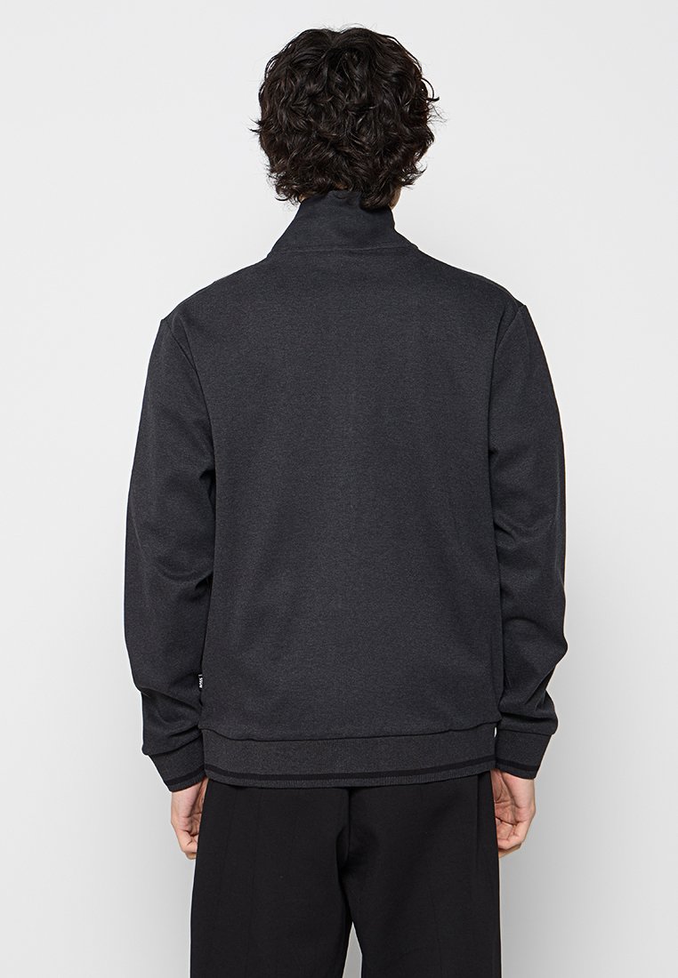 Grijze sweatshirt met lange mouwen en hoge kraag, gemaakt van zacht materiaal, met een rechte zoom en ribgebreide manchetten. Achterkant zonder logo.