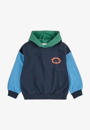 Sudadera con capucha de color verde, cuerpo en azul marino y mangas azules. Presenta un gráfico circular de texto naranja en la parte delantera. Tejido suave.