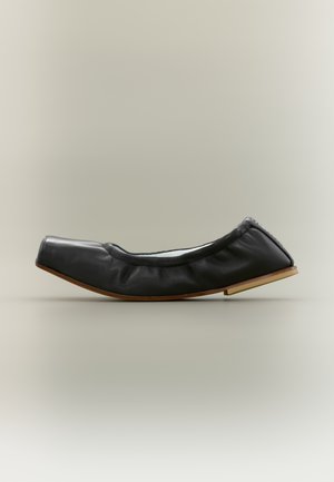 Juodo minkšto odos bateliai su kvadratine nosimi ir medine padais, sukurti lengvam prisimovimui ir patogumui.