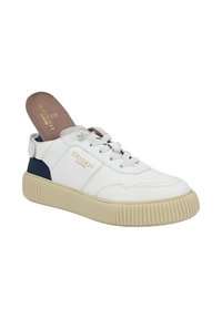 Weiße Leder-Sneaker mit beiger Gummisohle, runder Zehenpartie und marineblauen Akzenten. Ausgestattet mit Schnürsenkeln und einer herausnehmbaren Innensohle, die mit "CRICKIT Hamburg" gekennzeichnet ist.