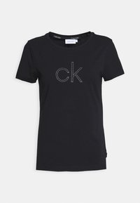 Czarna bawełniana koszulka z okrągłym dekoltem, krótkimi rękawami oraz błyszczącym logo "ck" ozdobionym ćwiekami na przodzie.