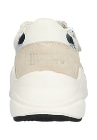 Białe sneakersy z wykończeniem z zamszu i siateczki, czarna podeszwa i tłoczone napisy na pięcie. Posiadają gładkie wykończenie i teksturowane akcenty.