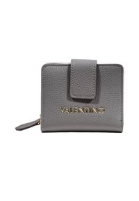 Šedá strukturovaná kožená peněženka s klopovým uzávěrem, bočním páskem na zip a zlatým logem "Valentino" ve středu přední strany.