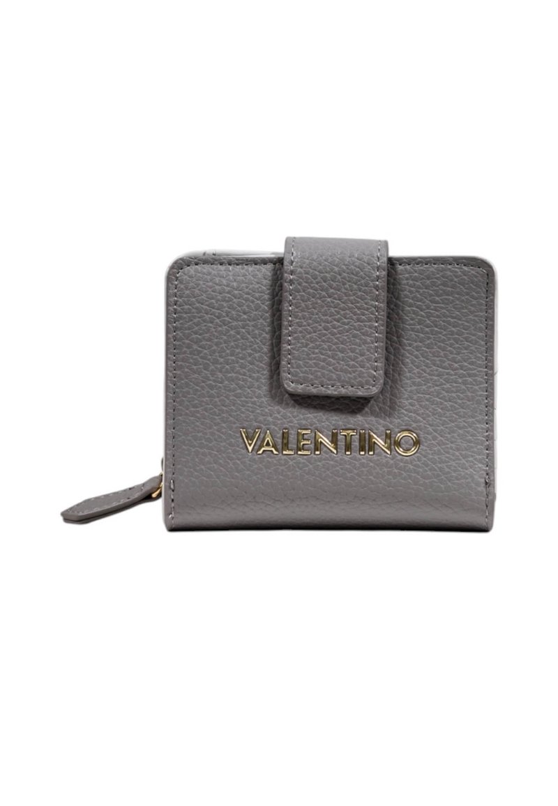 Šedá strukturovaná kožená peněženka s klopovým uzávěrem, bočním páskem na zip a zlatým logem "Valentino" ve středu přední strany.