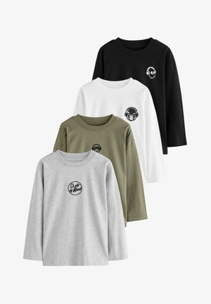 Vier Langarm-T-Shirts in Grau, Oliv, Weiß und Schwarz; aus Baumwollmaterial mit jeweils deutlich gestickten Logos auf jedem Shirt.